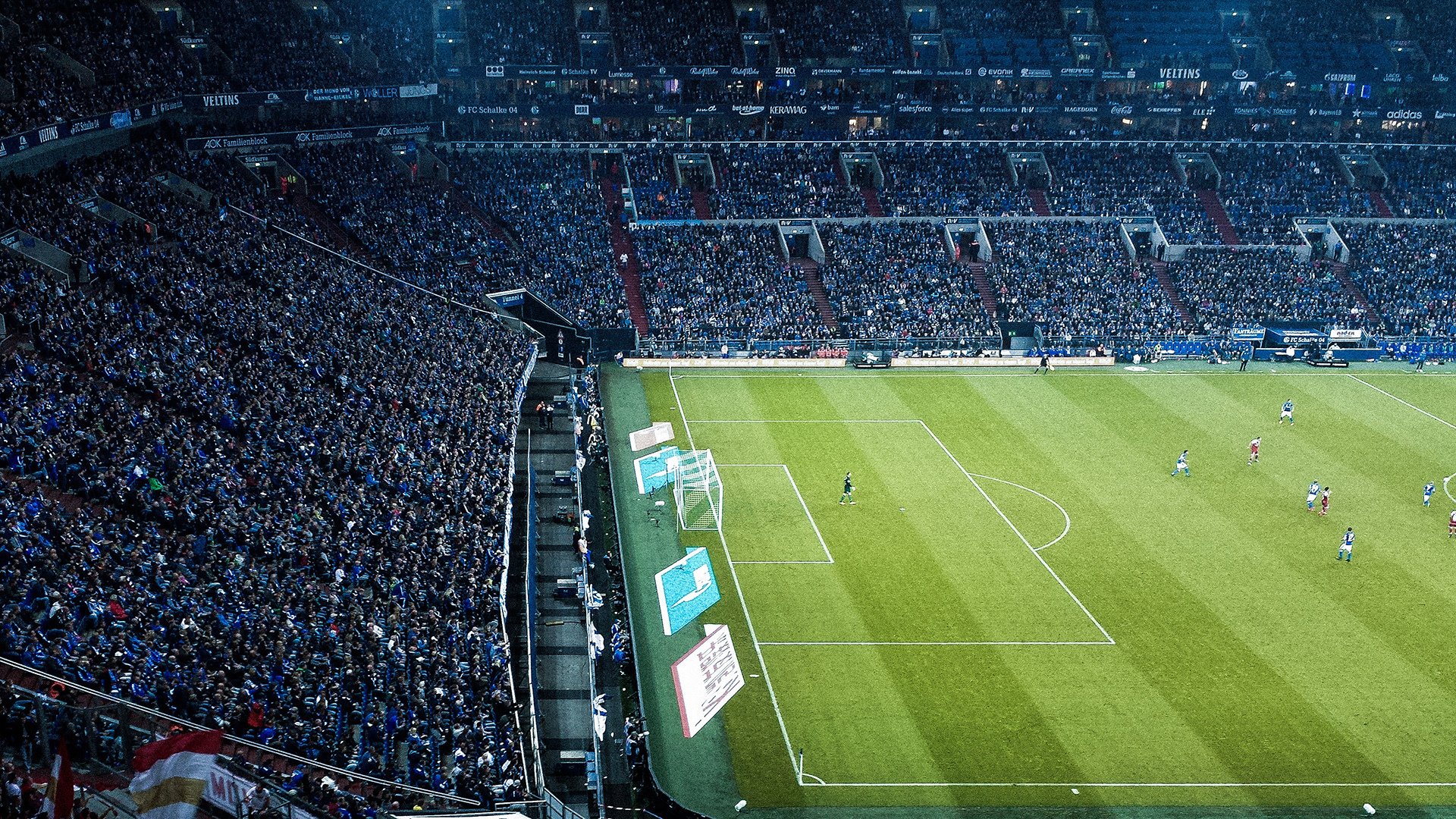 赛道上的毫厘之争，拉塞尔火热状态助迈凯伦险胜威廉姆斯